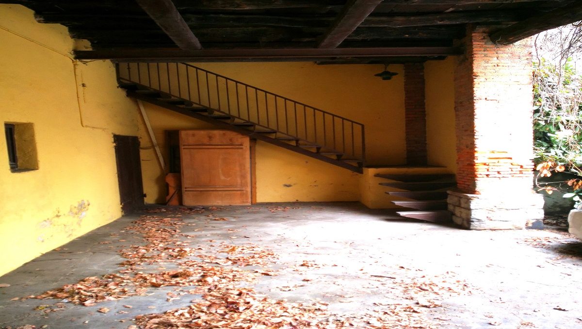 Portico di ingresso con posto auto di pertinenza