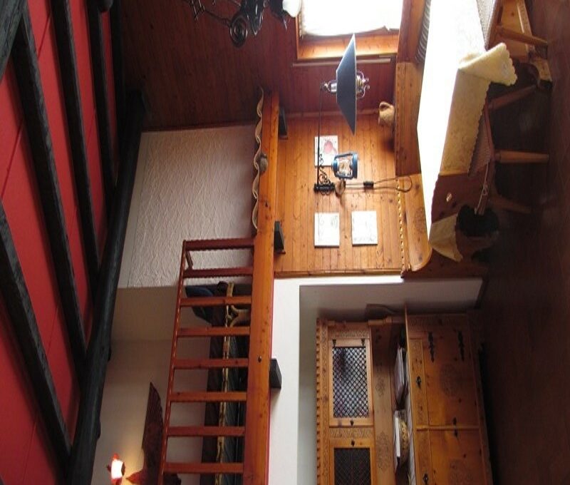 Villino a Sagno particolare della balconata interna sul soggiorno