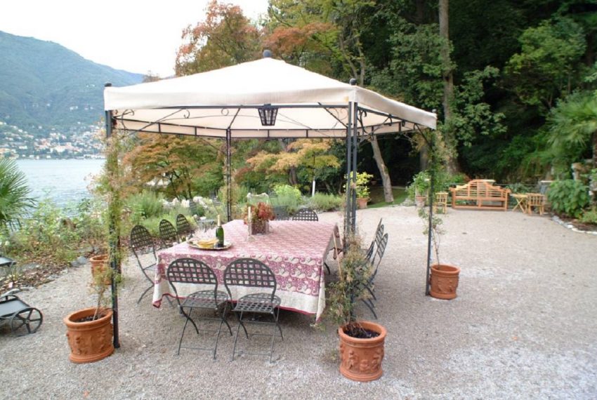 Veranda per colazione o cena vista lago