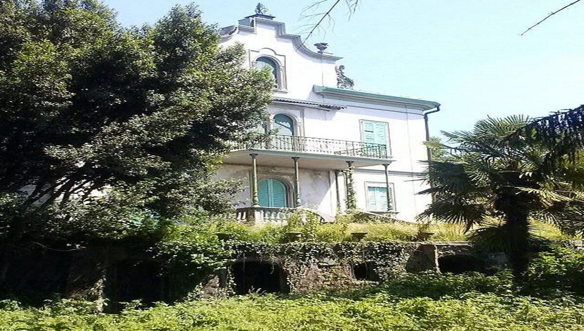 Montano Lucino graziosa villa del '900 in vendita