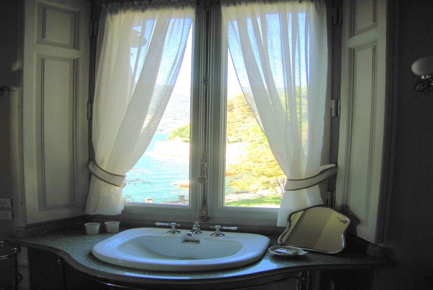 bagno con vista lago