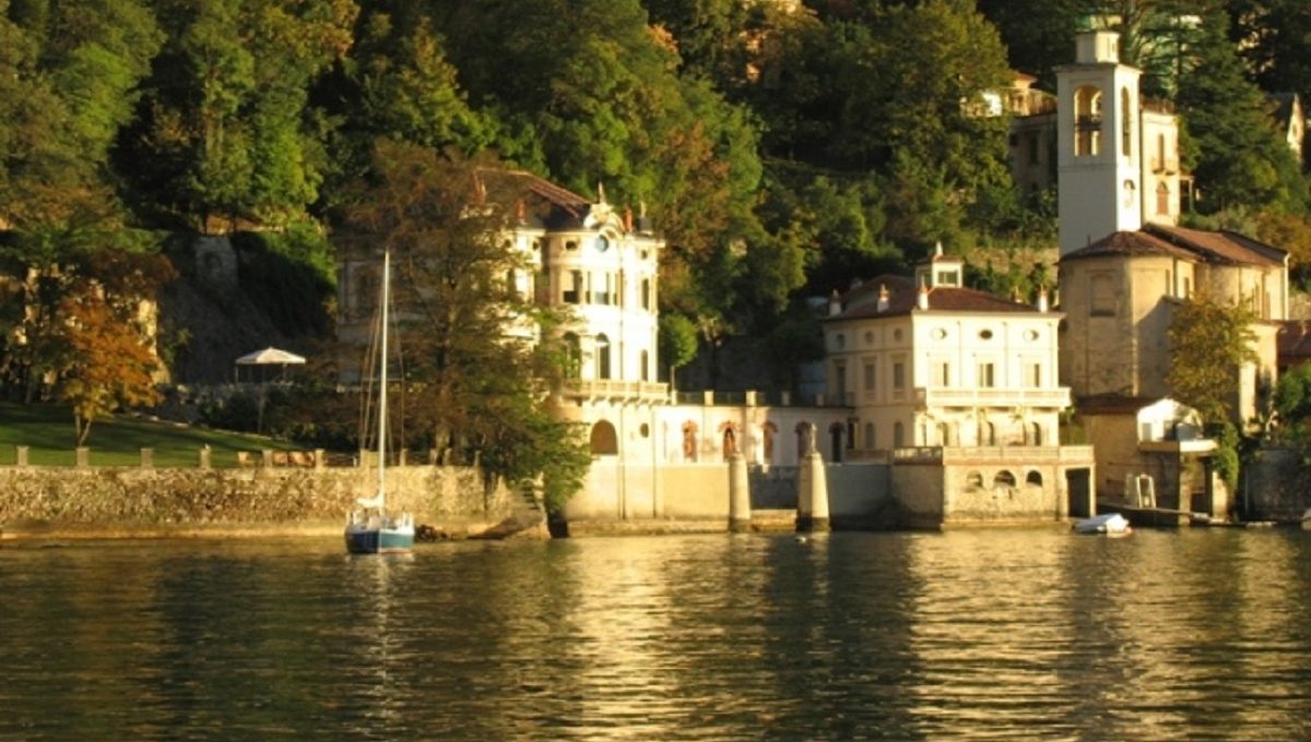 Villa vista dal lago