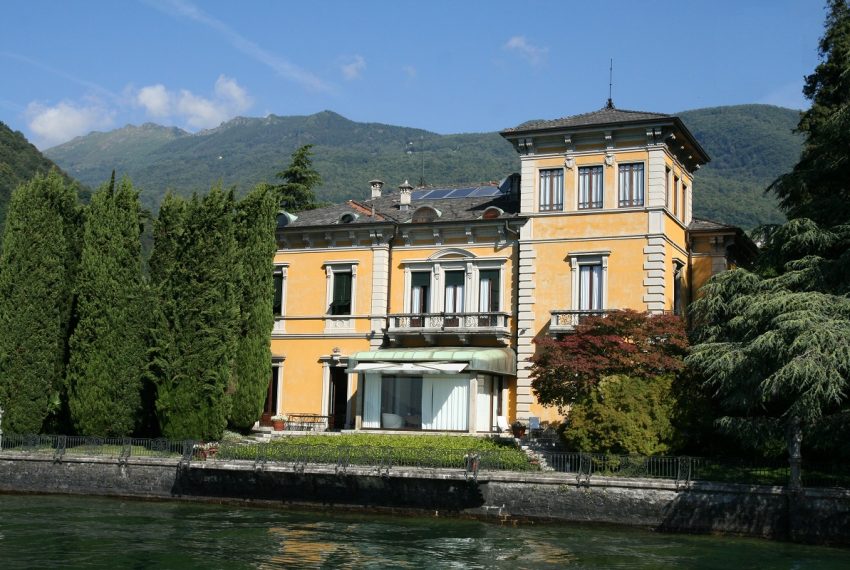 Veduta della villa dal lago di Como