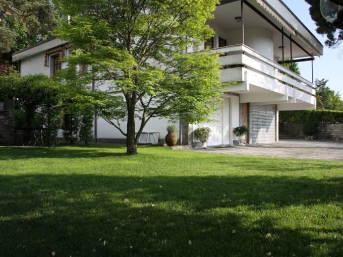 Elegante villa in vendita a Lipomo