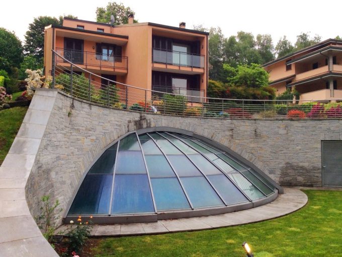 Cantù Villa con piscina coperta vista facciata della villa a cantù