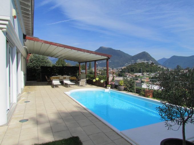 piscina con vista e ampio terrazzo