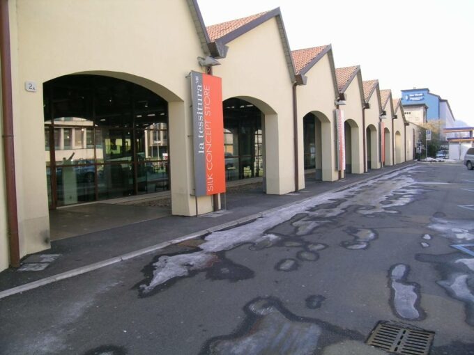 Viale Innocenzo, in una delle vie di maggior transito della città, con ampie vetrate in vista si propone in vendita e/o locazione questo immobile commerciale. 2320 mq superficie complessiva della proprietà.