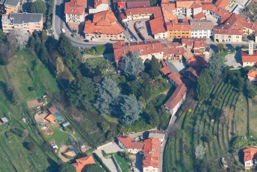 proprietà villa con area verde con ampio parco albate in vendita