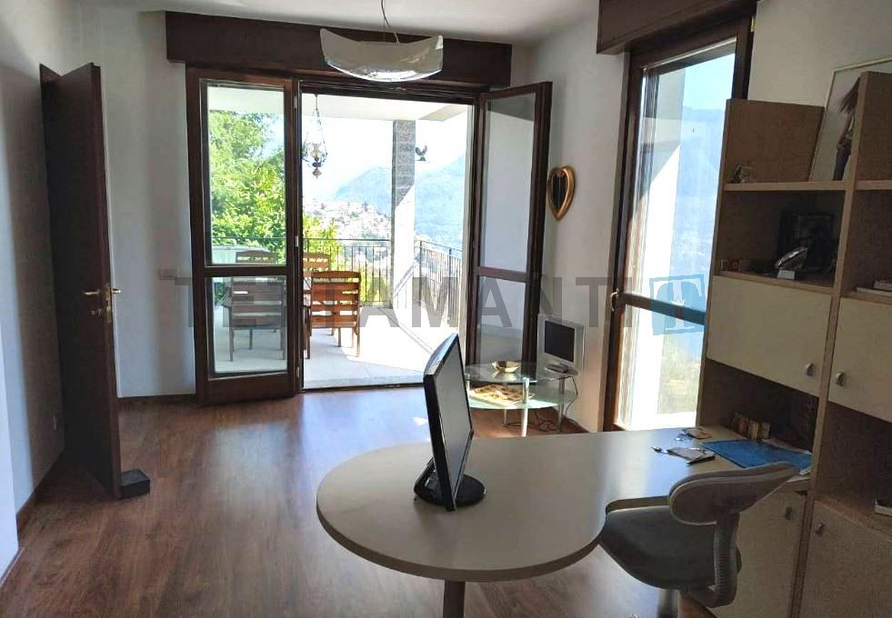 Cernobbio Lago di Como villa con piscina