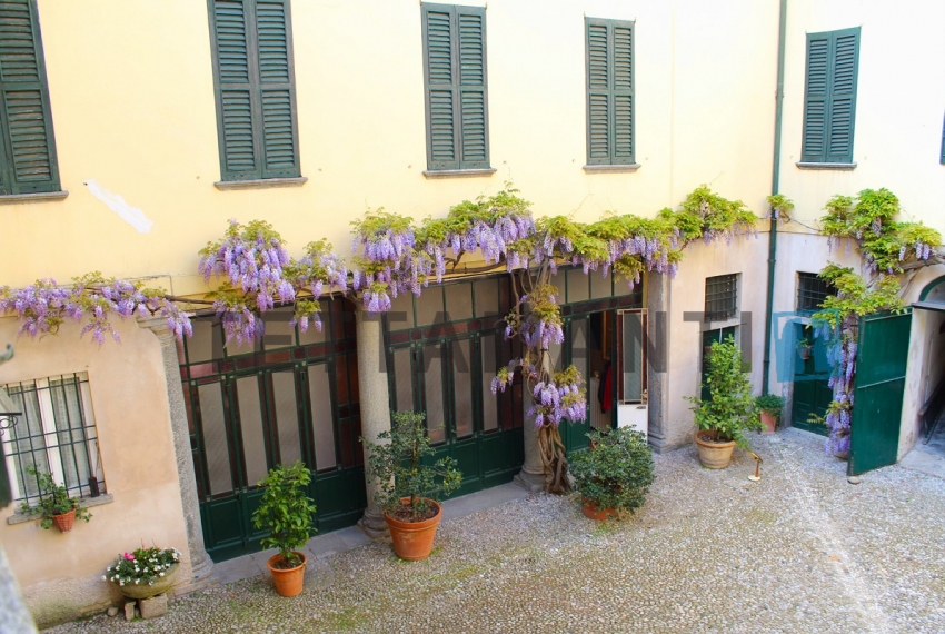 portico fiorito con glicine