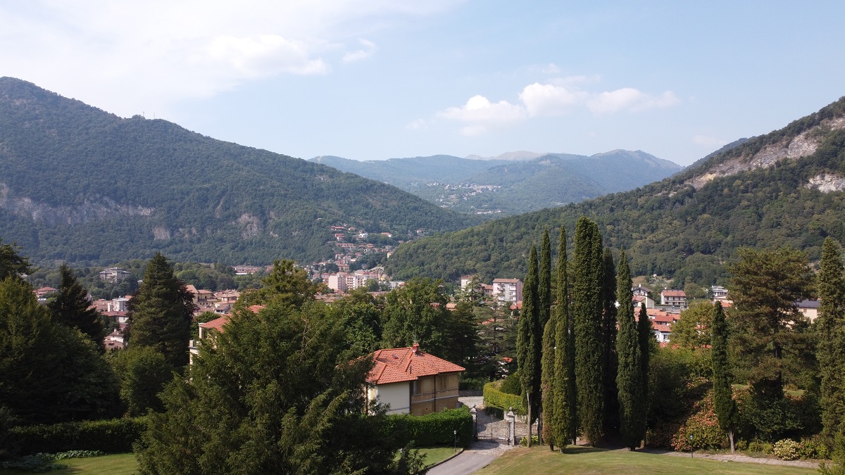 vista panoramica sulla villa e montagne como bellagio