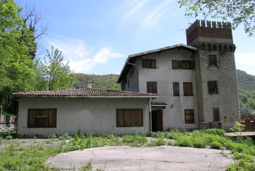 Il Castello di Barni vista esterna dal retro