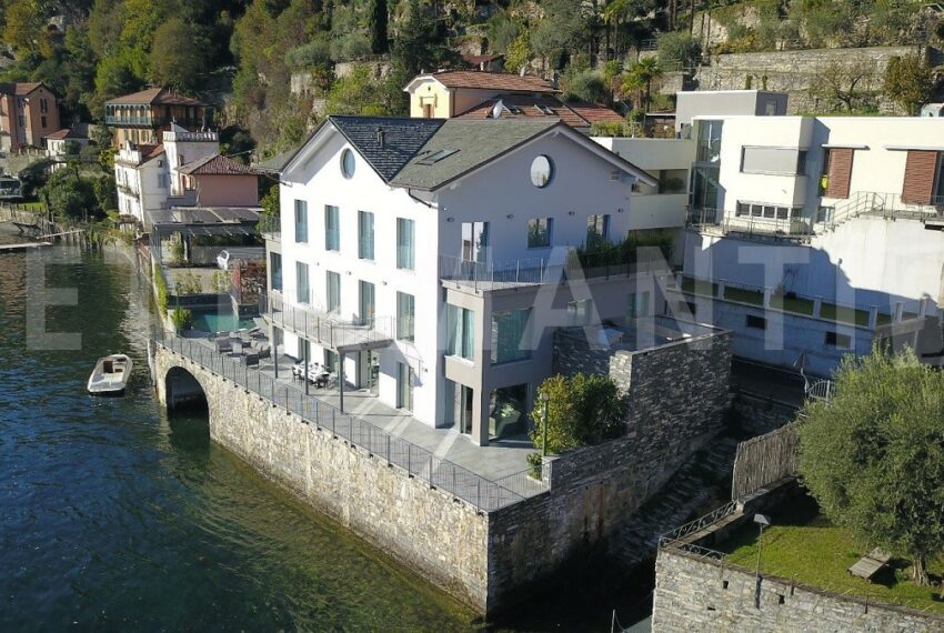 villa fronte lago di como