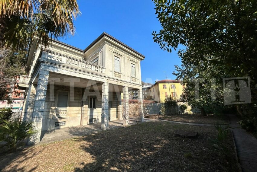 VILLA COMO CENTRO IN VENDITA CON GIARDINO