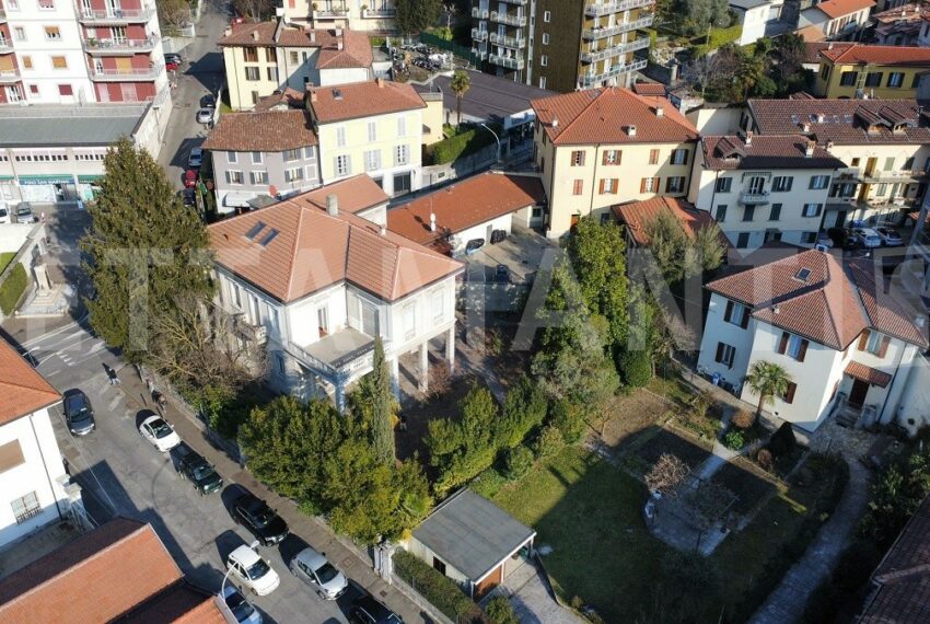 VILLA CON GIARDINO COMO VENDITA