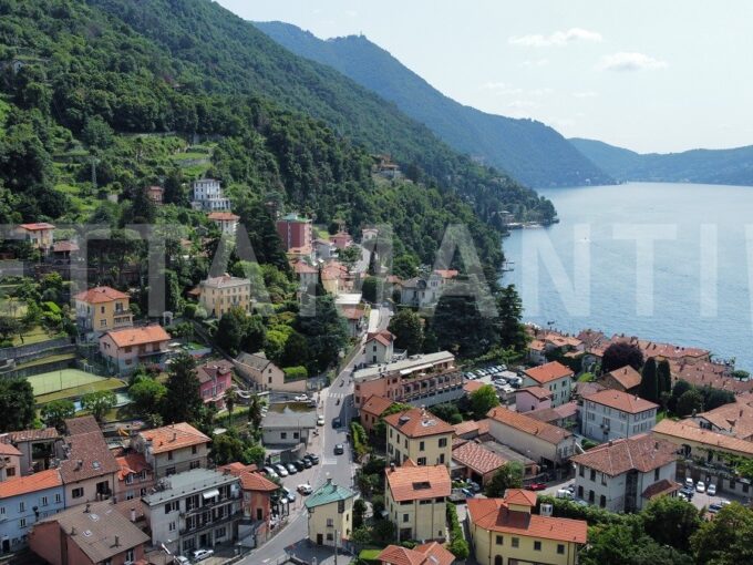 Torno grazioso terracielo vista lago