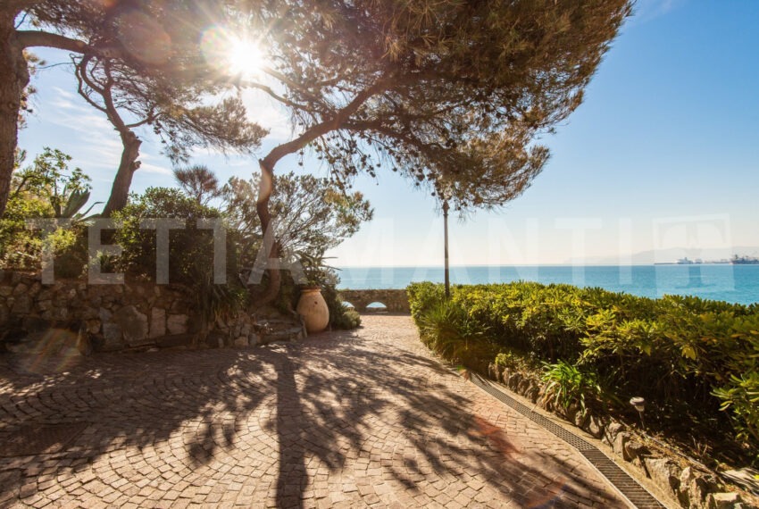 Albisola villa fronte mare vendita