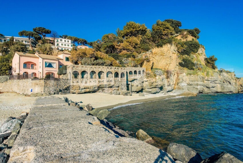 Albisola villa fronte mare vendita