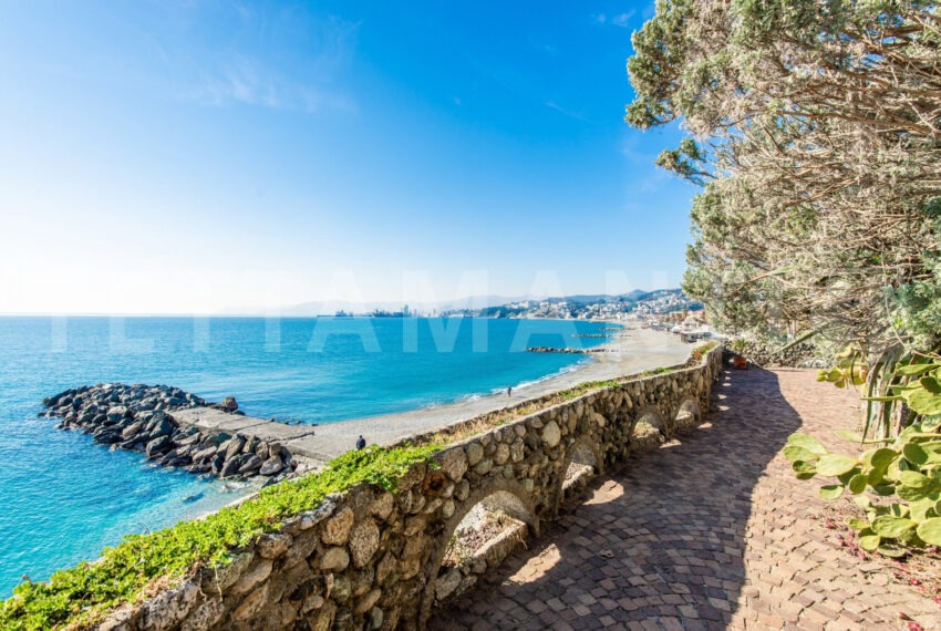 LIGURIA VILLA FRONTE MARE con giardino e piscina privata