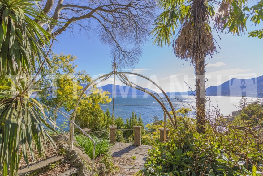 giardino fronte lago vendita villa cannobio