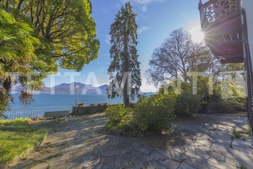 LAGO MAGGIORE VILLA FRONTE LAGO