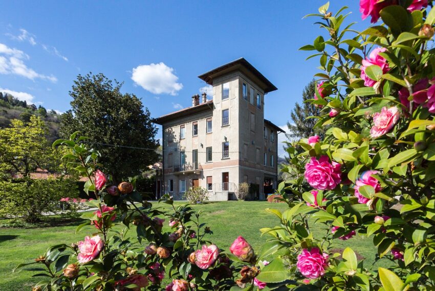 LESA VILLA STORICA con piscina ed ampio giardino in centro