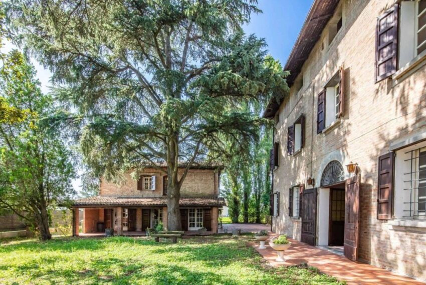 FERRARA ANTICO CASALE IN VENDITA CON AMPIO TERRENO