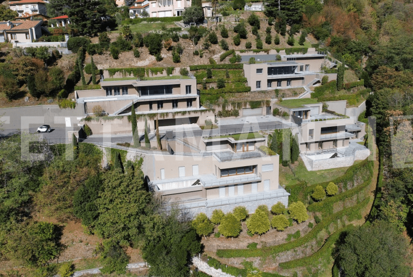 villa moderna con la piscina