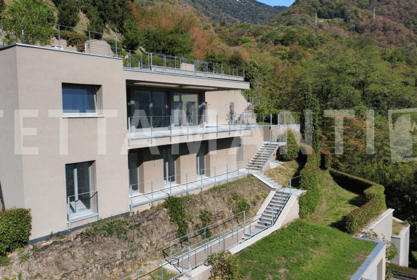 villa moderna con la piscina