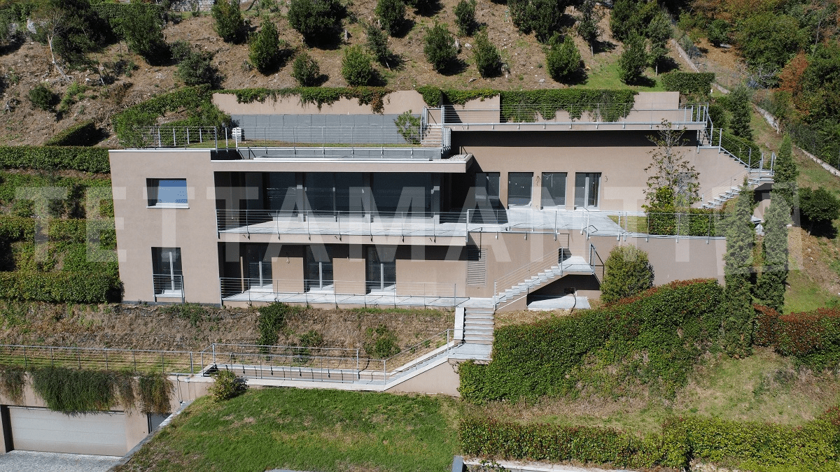 Cernobbio- Ville moderne con piscina