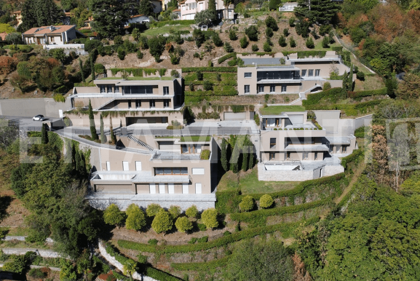 villa moderna con la piscina