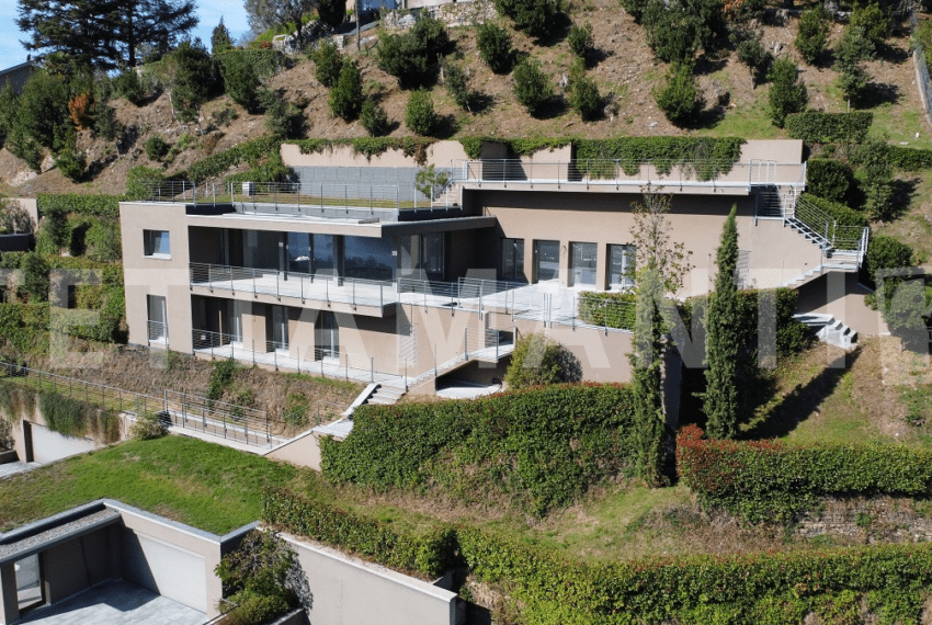 villa moderna con la piscina