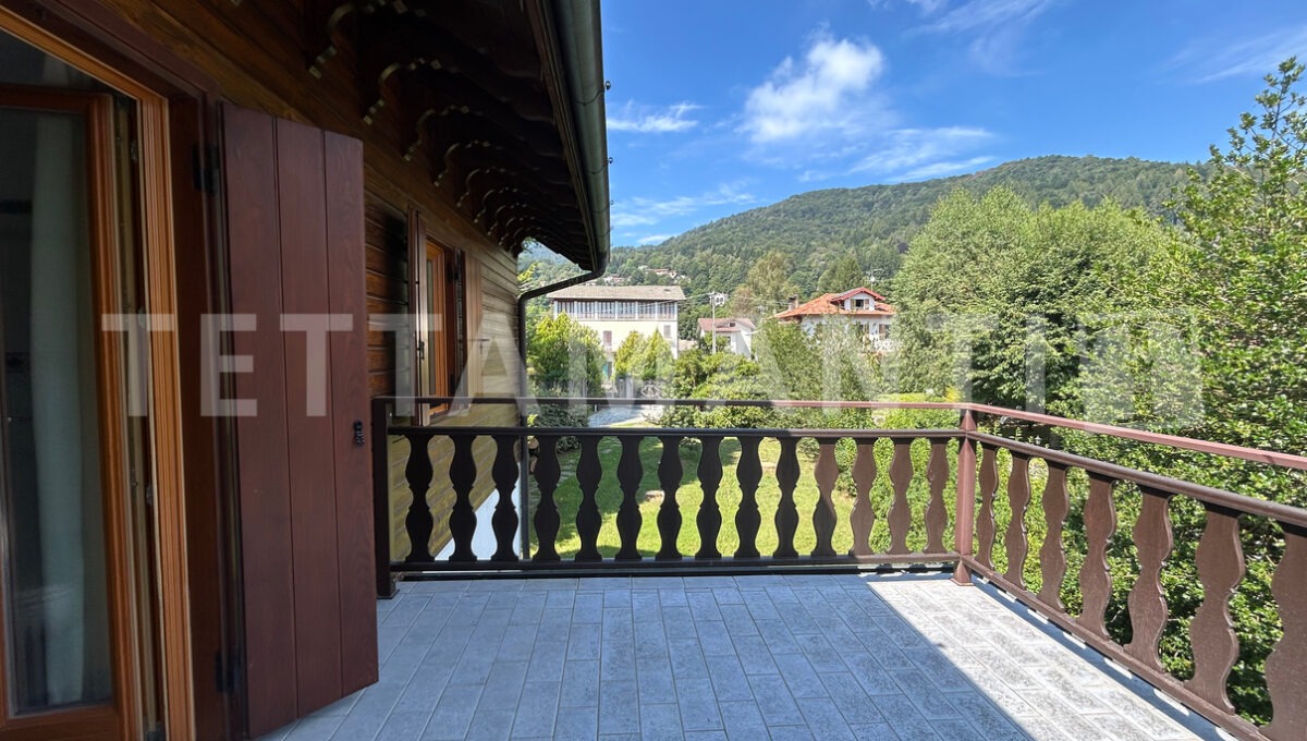 Alta Vall'Intelvi villa con parco in vendita