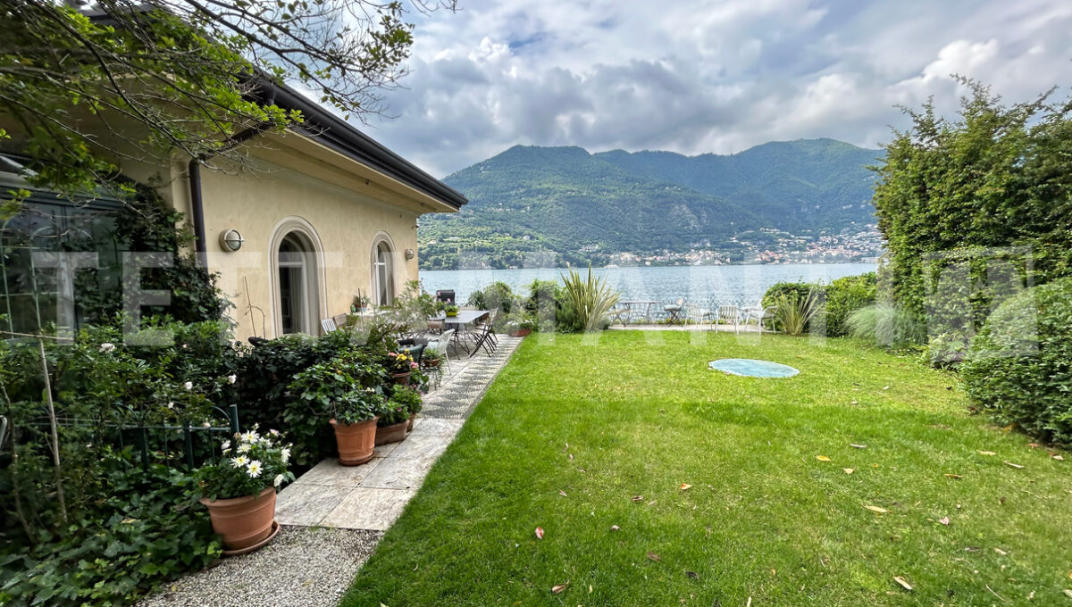 VILLA FRONTE LAGO CON DARSENA PISCINA GIARDINO