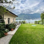 VILLA FRONTE LAGO CON DARSENA PISCINA GIARDINO