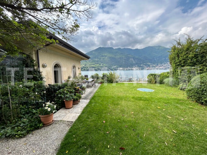 VILLA FRONTE LAGO CON DARSENA PISCINA GIARDINO