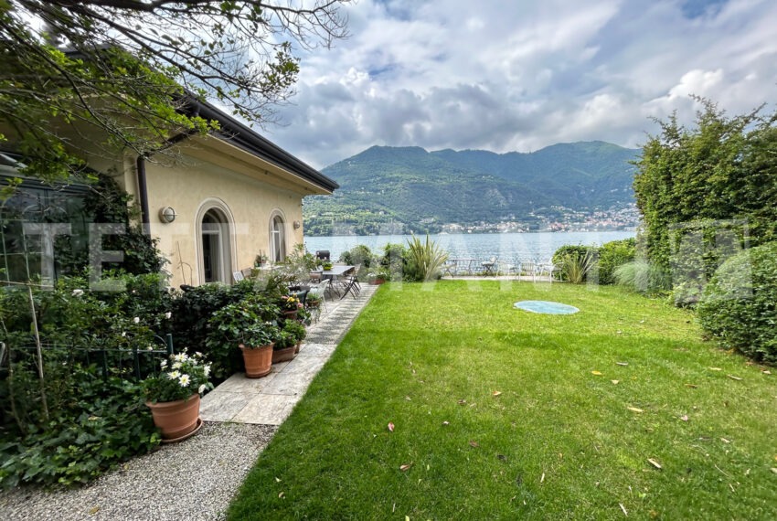 VILLA FRONTE LAGO CON DARSENA PISCINA GIARDINO