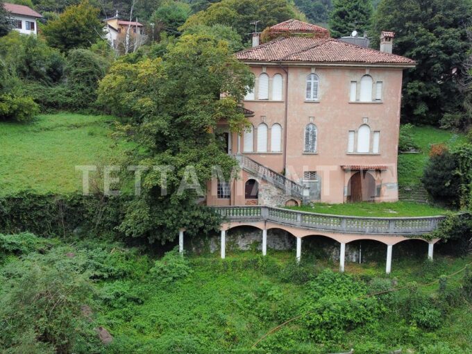 Villa Signorile Asso da ristrutturare con terreno edificabile