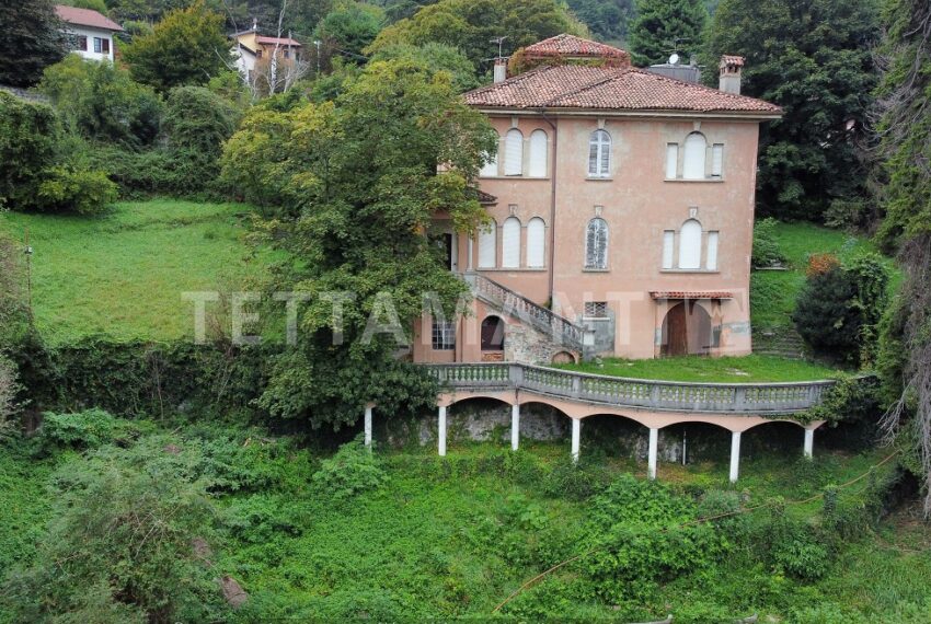 Villa Signorile Asso da ristrutturare con terreno edificabile