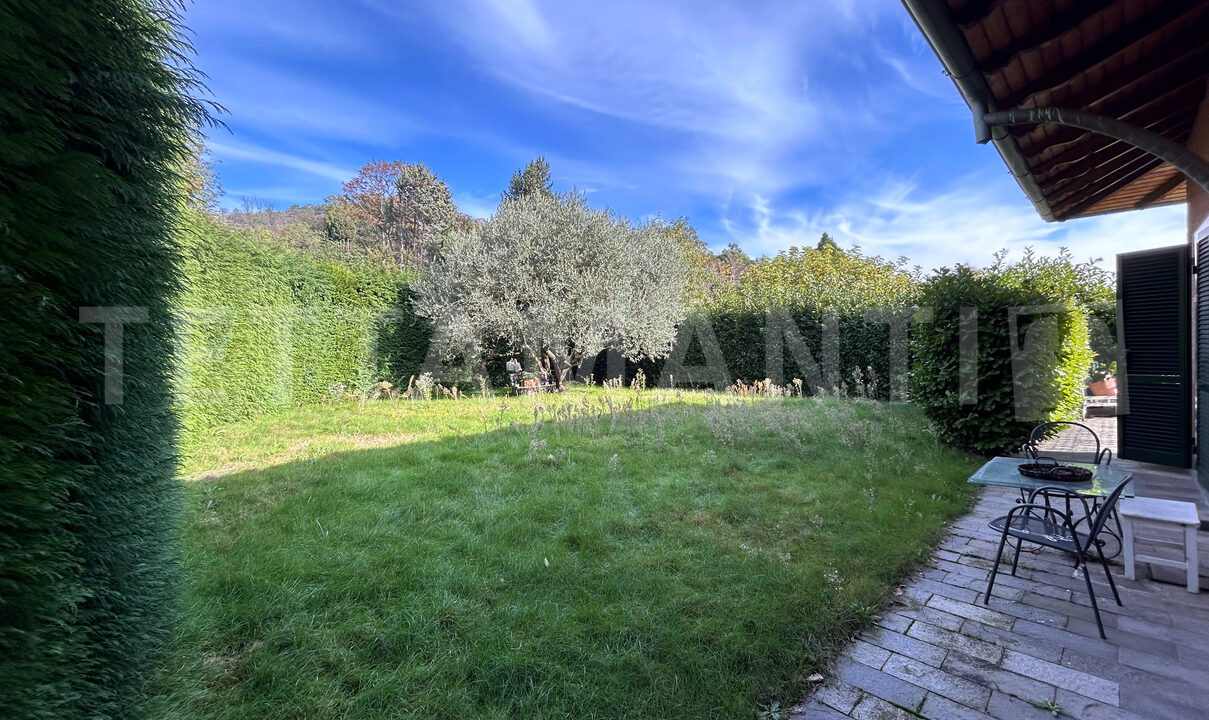 villa in vendita Como Prestino con giardino