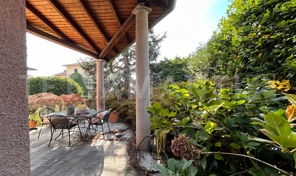 villa in vendita Como Prestino con giardino