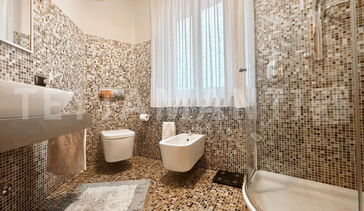 Villa a VillaGuardia Moderna con giardino e piscina