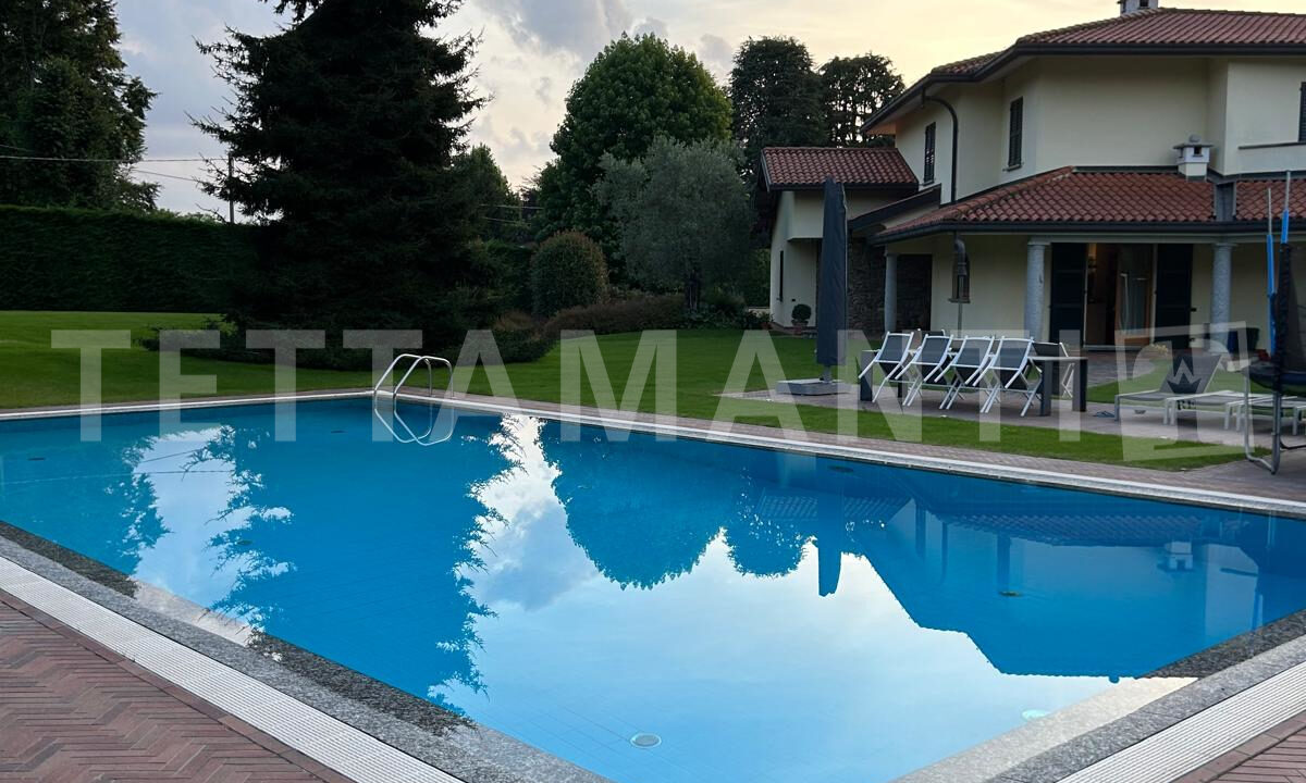 Villa a VillaGuardia Moderna con giardino e piscina