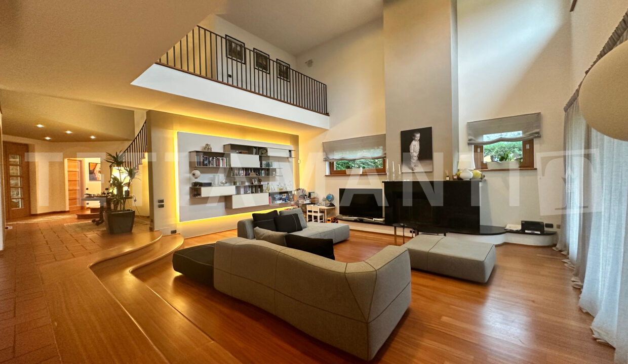 Villa a VillaGuardia Moderna con giardino e piscina