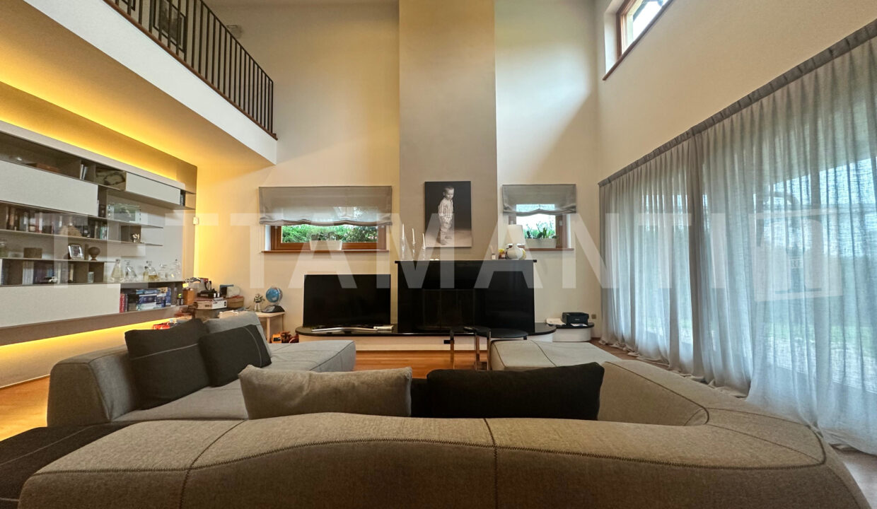 Villa a VillaGuardia Moderna con giardino e piscina