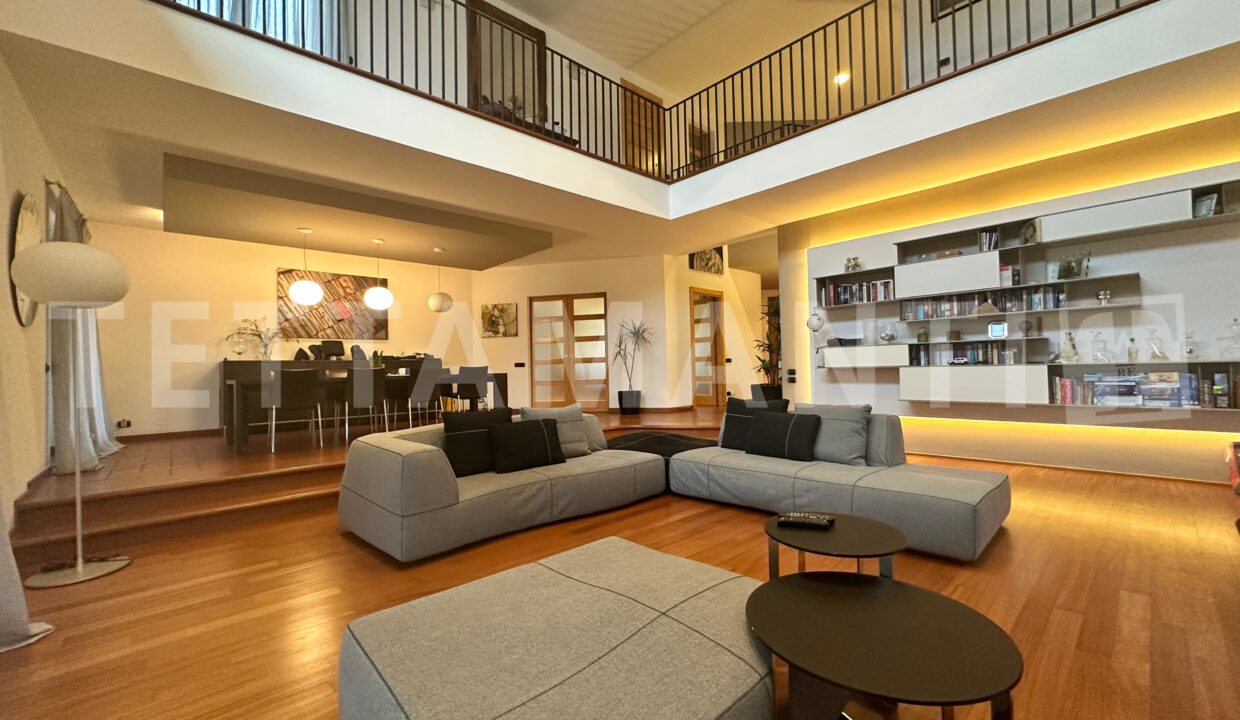 Villa a VillaGuardia Moderna con giardino e piscina