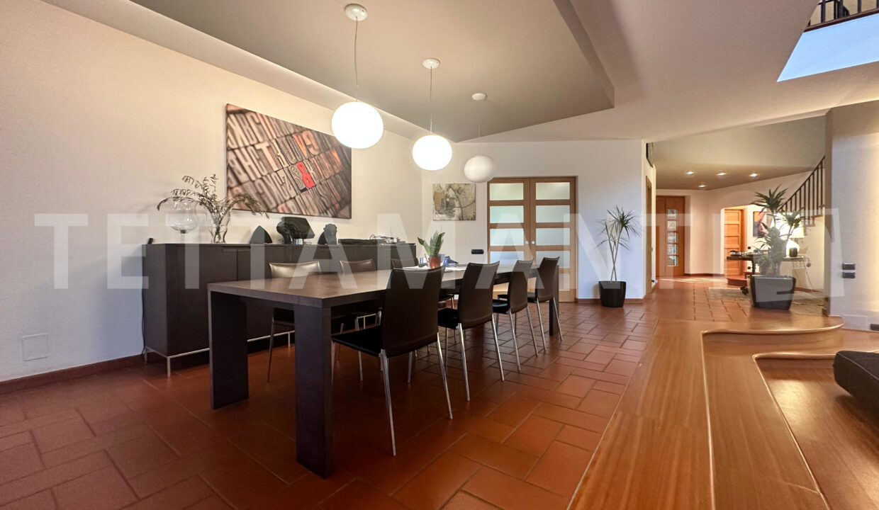 Villa a VillaGuardia Moderna con giardino e piscina