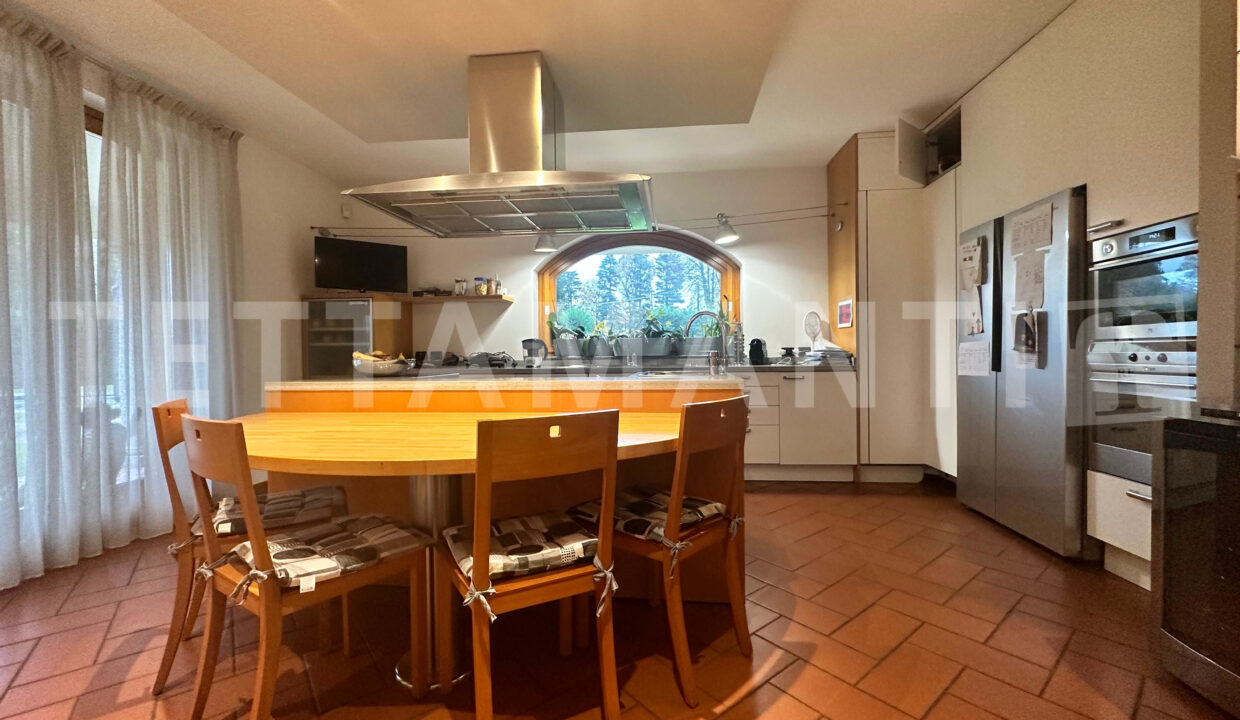 Villa a VillaGuardia Moderna con giardino e piscina