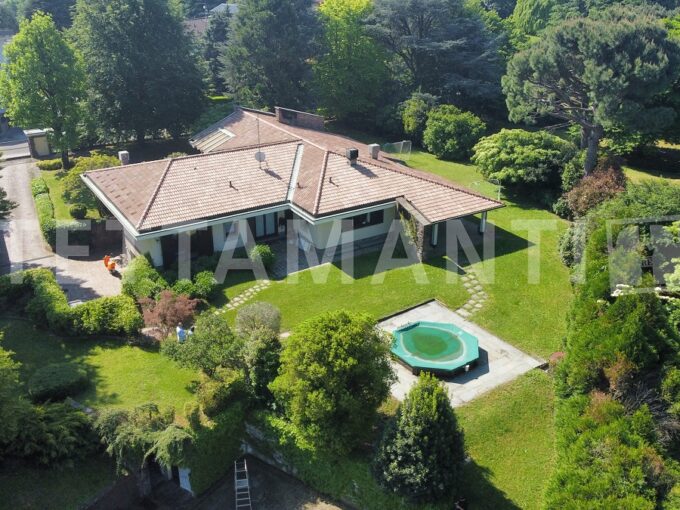 Villa in vendita a Cantù con piscina e tennis