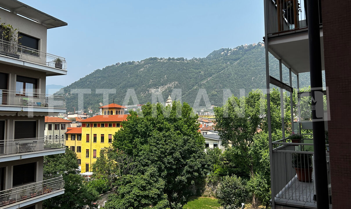 Como appartamento vista città in vendita